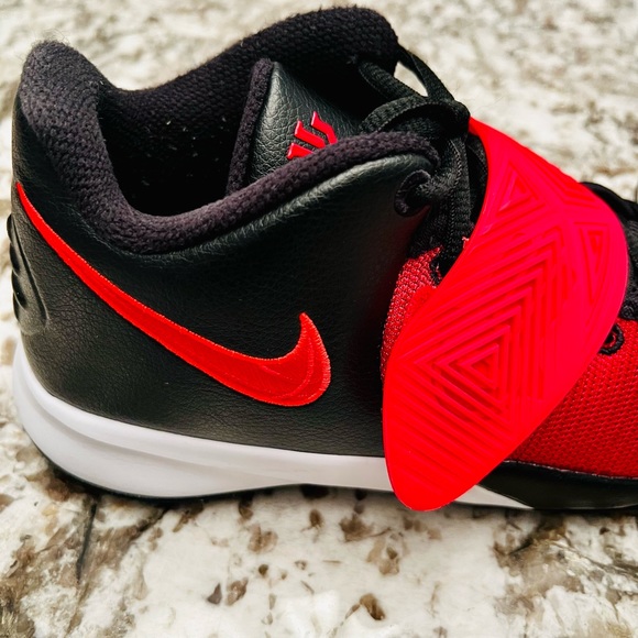 Nike Kids Kyrie Flytrap Causal Basketball Shoes. Big kid size 6.5Y. - Picture 6 of 12